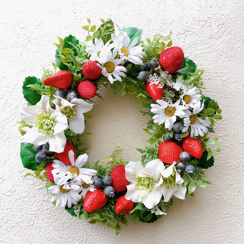 いちごとマーガレットのリース アートフラワー La ruelle(ラリュエル