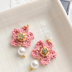 かぎ針編み×ビーズ✾小さなお花のイヤリング 2枚目の画像
