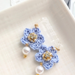 かぎ針編み×ビーズ✾小さなお花のイヤリング 3枚目の画像