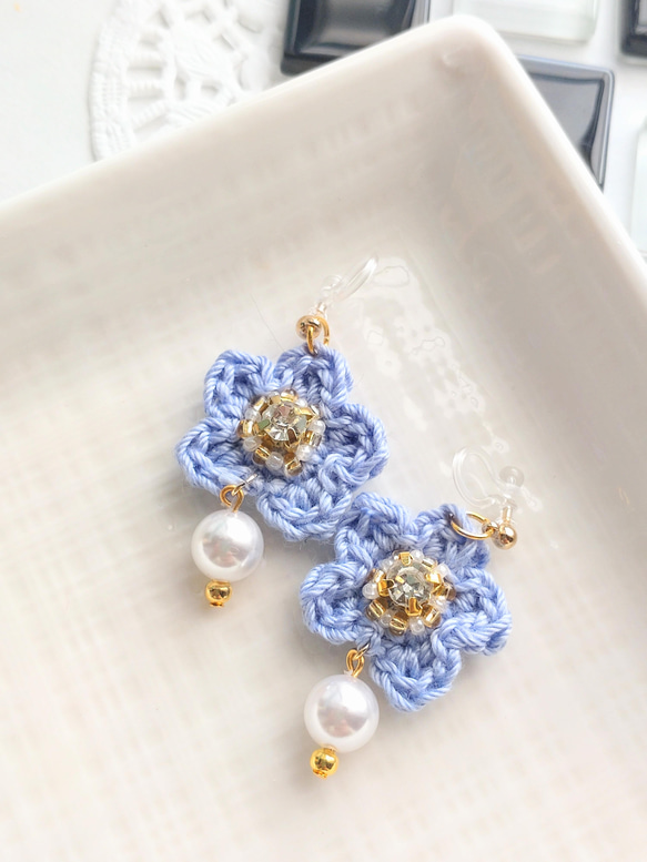 かぎ針編み×ビーズ✾小さなお花のイヤリング 3枚目の画像