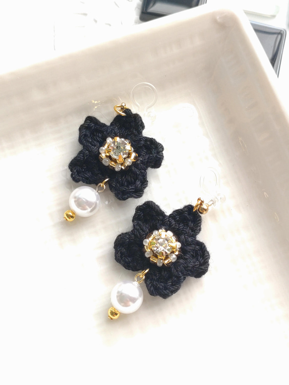 かぎ針編み×ビーズ✾小さなお花のイヤリング 6枚目の画像