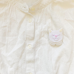 入園入学●一点物【おねむねこブローチ】パールビジュー襟の猫ちゃん（フェルト・ビーズ刺繍・お呼ばれ・春） 4枚目の画像