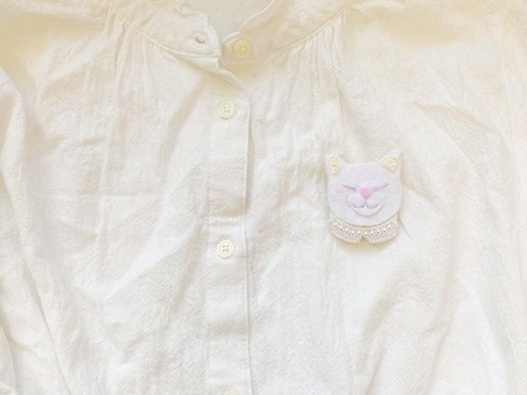 入園入学●一点物【おねむねこブローチ】パールビジュー襟の猫ちゃん（フェルト・ビーズ刺繍・お呼ばれ・春） 4枚目の画像