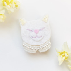 入園入学●一点物【おねむねこブローチ】パールビジュー襟の猫ちゃん（フェルト・ビーズ刺繍・お呼ばれ・春） 2枚目の画像