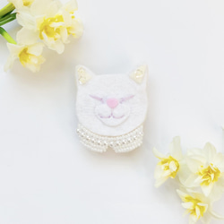 入園入学●一点物【おねむねこブローチ】パールビジュー襟の猫ちゃん（フェルト・ビーズ刺繍・お呼ばれ・春） 1枚目の画像