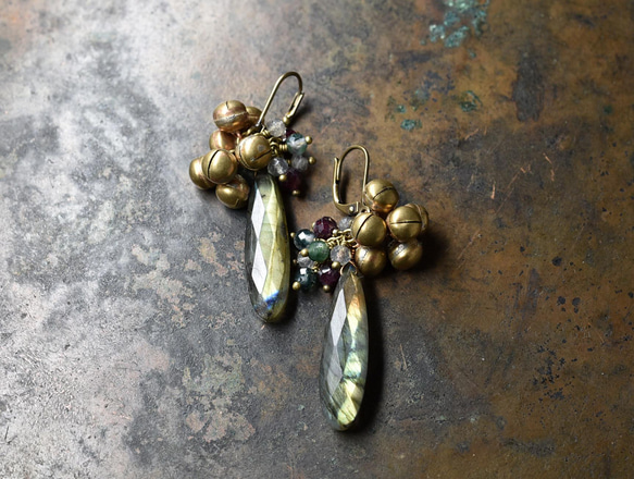 スリムな雫ラブラドライト、たわわな鈴と小さな3種の天然石のピアス