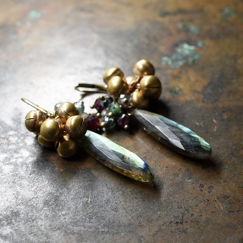 スリムな雫ラブラドライト、たわわな鈴と小さな3種の天然石のピアス