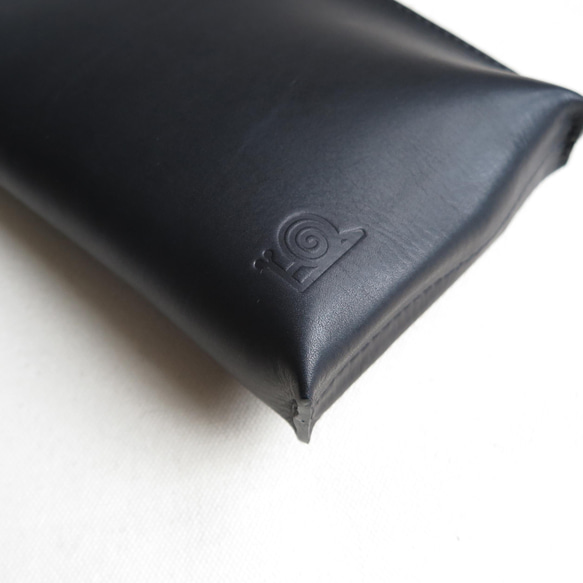 意大利皮革手拿包“流線型”黑色 第8張的照片