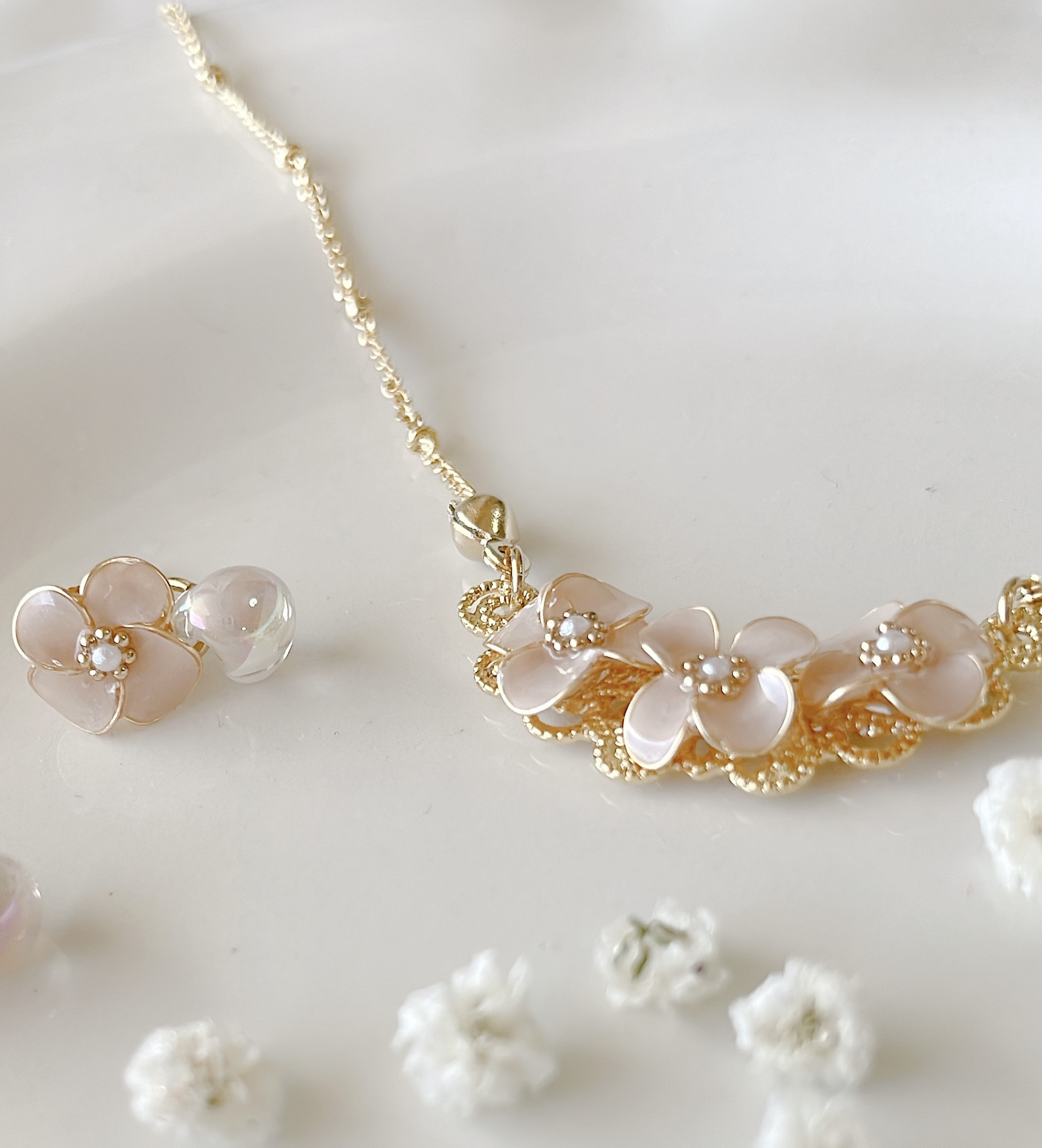 【長さオーダーできます】花　フラワーネックレス　ピンク　ピンクベージュ　上品　お呼ばれ　ギフト　プレゼント　フォーマル