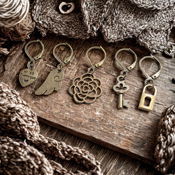 5点セット*金古美チャームのステッチマーカー（段数マーカー・目数リング）編み物道具 1枚目の画像