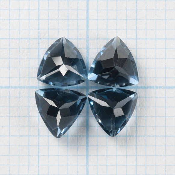 宝石質ロンドンブルートパーズAAA　ルース　トライアングルファセットカット5×5mm 3枚目の画像