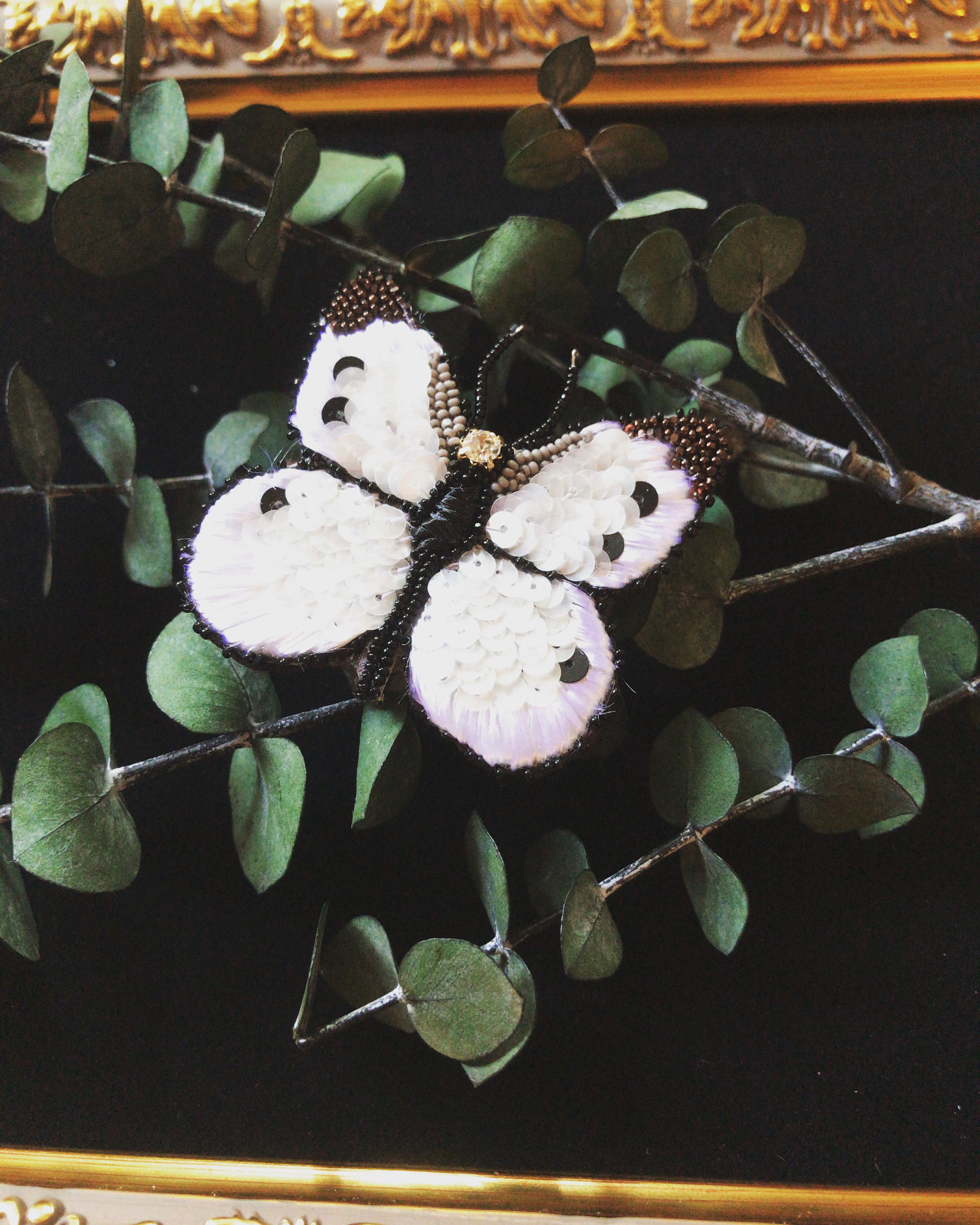 モンシロチョウのブローチ