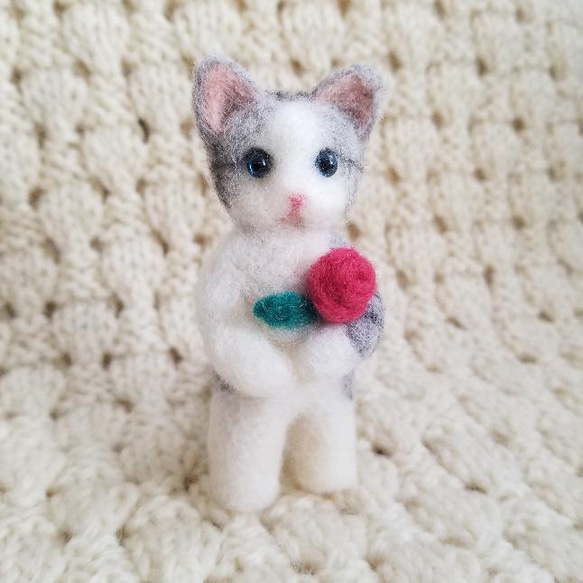 羊毛フェルト　癒しネコ　バラを抱えたサバシロ猫　ネコ　立ちニャン