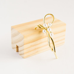 『リボンで束ねたパールの花のブローチ』 1枚目の画像