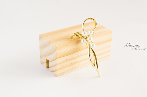 『リボンで束ねたパールの花のブローチ』 1枚目の画像