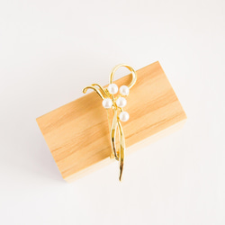 『リボンで束ねたパールの花のブローチ』 4枚目の画像