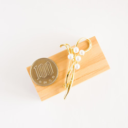 『リボンで束ねたパールの花のブローチ』 5枚目の画像