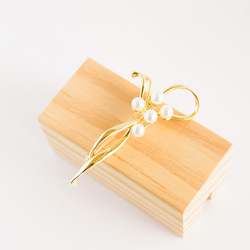 『リボンで束ねたパールの花のブローチ』 3枚目の画像