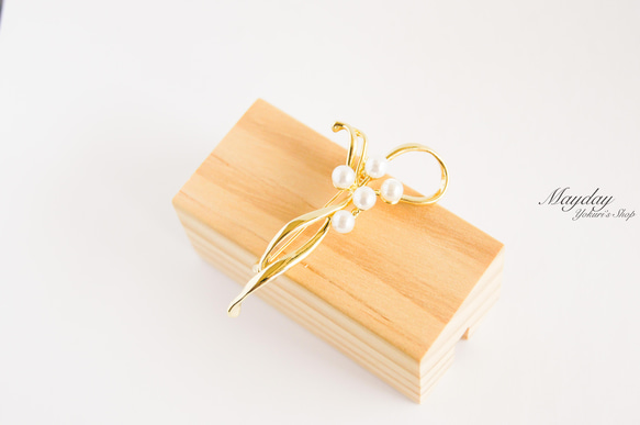 『リボンで束ねたパールの花のブローチ』 3枚目の画像