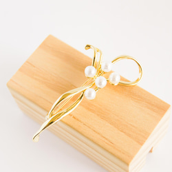 『リボンで束ねたパールの花のブローチ』 2枚目の画像