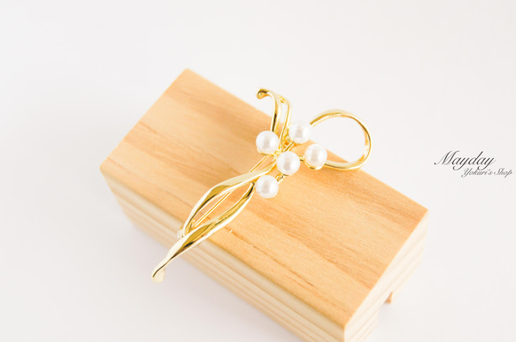 『リボンで束ねたパールの花のブローチ』 2枚目の画像