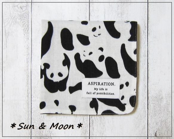 大人のガーゼハンカチ☆シンプル・パンダ・モノクロ（24㎝×24㎝） 1枚目の画像