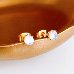 【六月生日石】藍色月光石圓形單一耳環寶石品質AAA手術不銹鋼或14kgf 第4張的照片