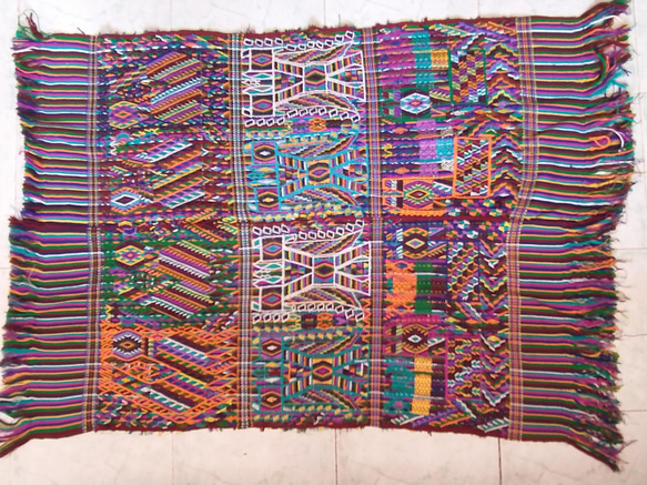 テーブルクロス　手織り　グァテマラ　ビンテージ　民族衣装　刺繍　ショール　スカーフ　古布　敷物　ウィピル 2枚目の画像