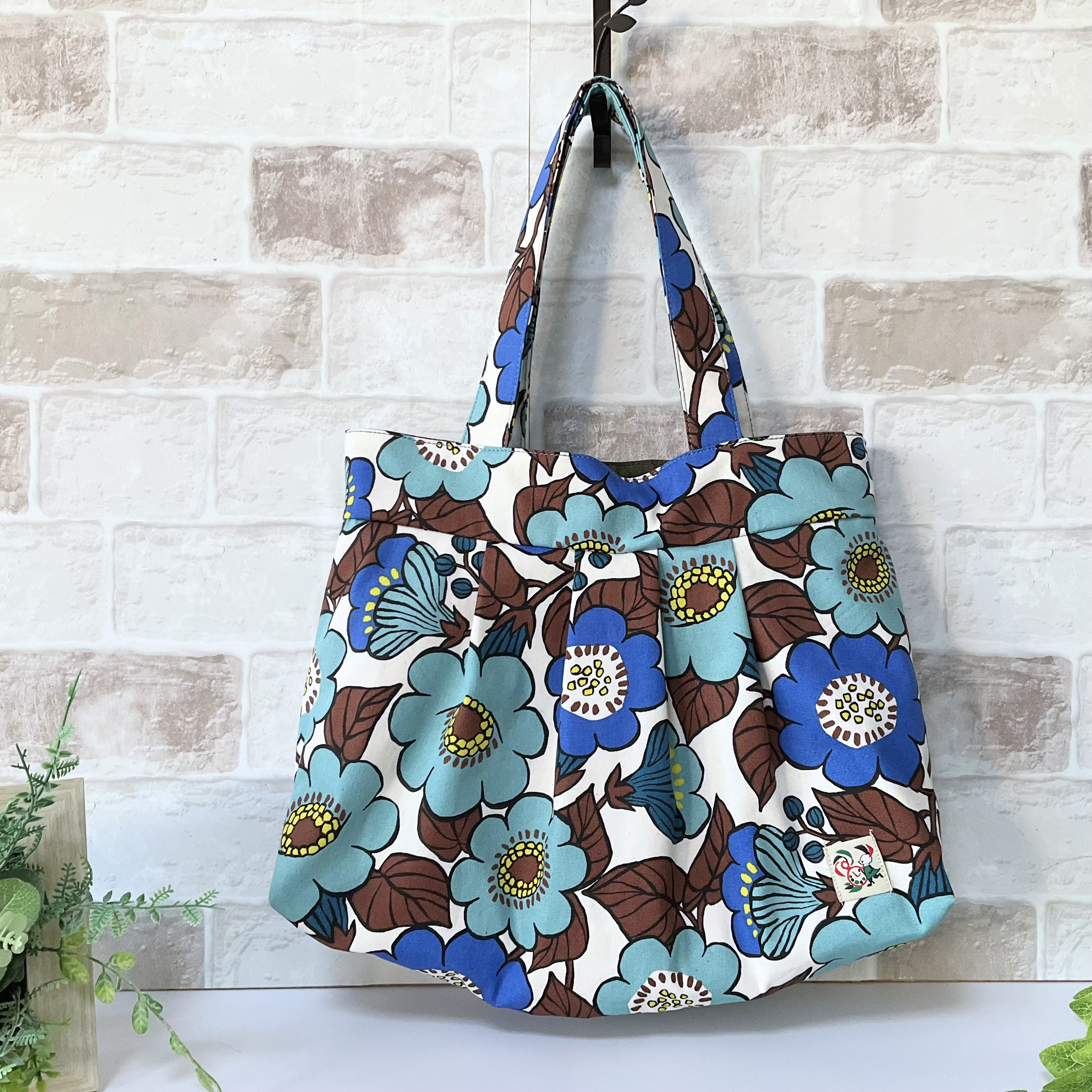 【ファスナー付きMサイズ】ビッグフラワー柄　グラニーバッグ ブルー ＜通勤バッグにオススメサイズ！＞