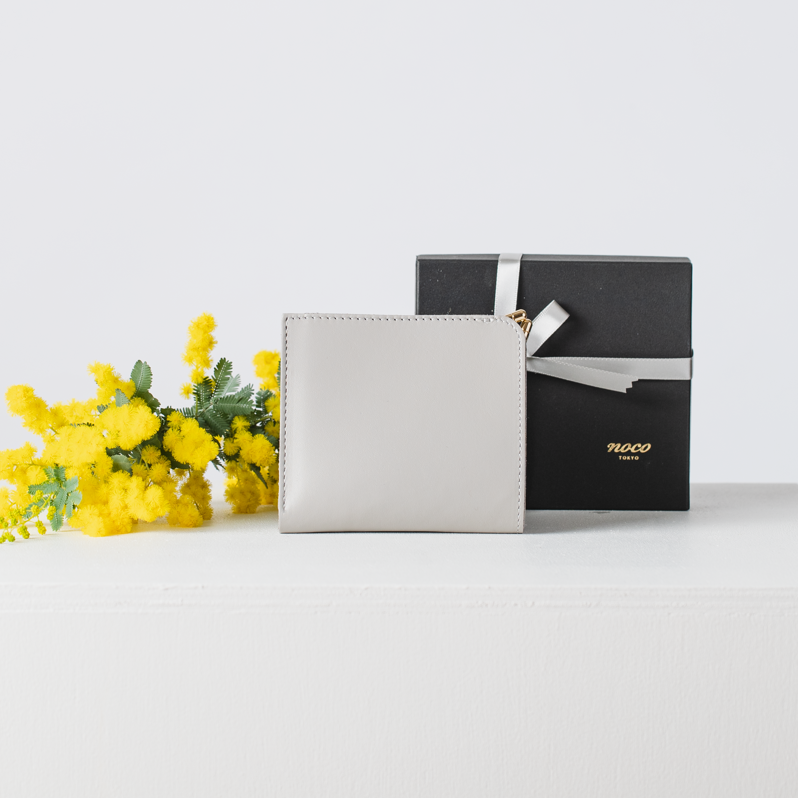 「ペールトーンのミニマルウォレット」アイスグレー　本革