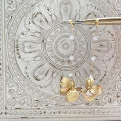 【USA真鍮#11】ロングピアス ゆらゆら揺れる真鍮フラワー パール ピアス イヤリング 結婚式 ウェディング 1枚目の画像
