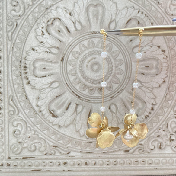 【USA真鍮#11】ロングピアス ゆらゆら揺れる真鍮フラワー パール ピアス イヤリング 結婚式 ウェディング 1枚目の画像