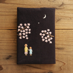 手刺繍のブックカバー『花と月と夜のさんぽ』 4枚目の画像