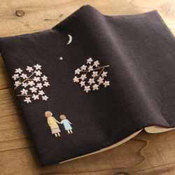 手刺繍のブックカバー『花と月と夜のさんぽ』 3枚目の画像