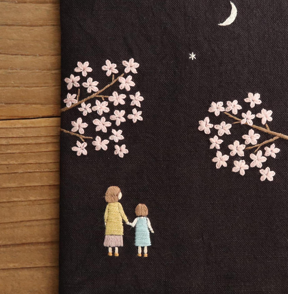 手刺繍のブックカバー『花と月と夜のさんぽ』 2枚目の画像