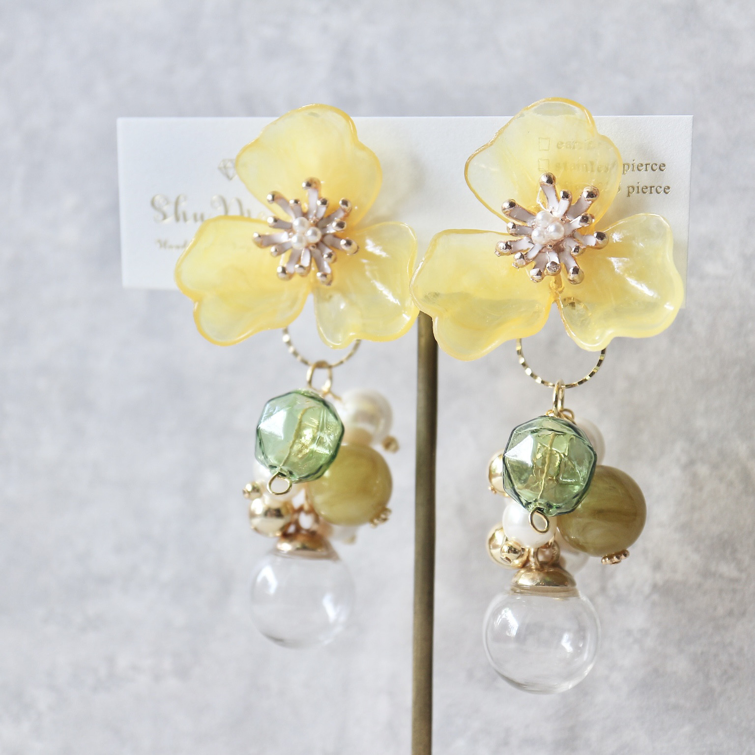 大振りパールとビタミンイエローflowerの2wayイヤリング ミモザイエローマーブルのフラワー×パールとガラスドームの葡萄