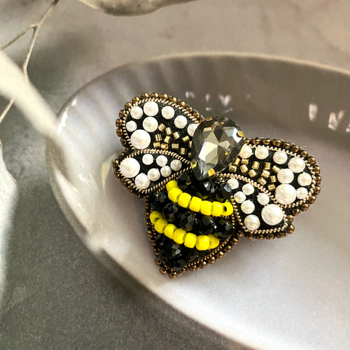 ビーズ刺繍ブローチ 蜜蜂 ハチ 幸運 大人 ブローチ happa 通販