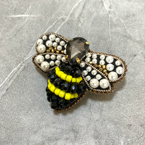 ビーズ刺繍ブローチ 蜜蜂 ハチ 幸運 大人 ブローチ happa 通販