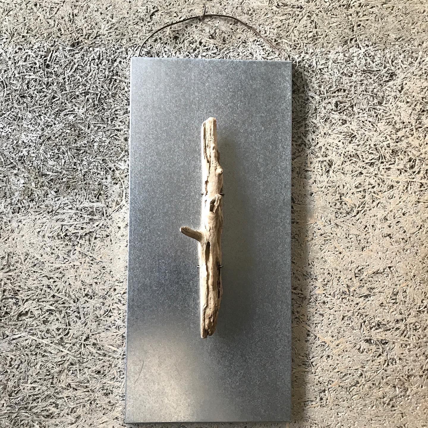 スチール板と流木の壁掛けハンガー