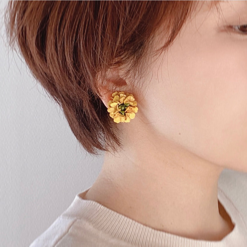 春を纏う 菜の花ピアス・イヤリング｜揺れない革花スタッド 母の日 