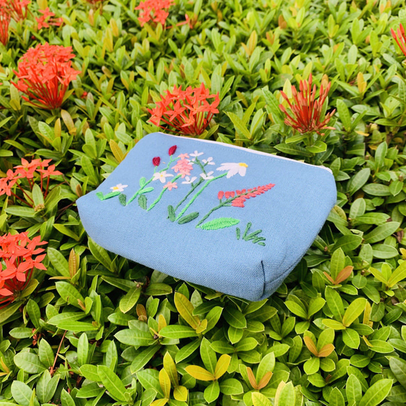 花柄 ポーチ 青色 アオザイ刺繍 ベトナム雑貨 2枚目の画像