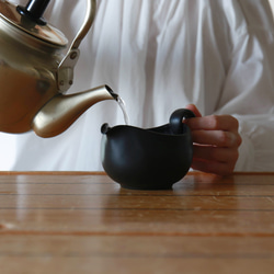 湯冷ましに、お手軽急須としても　愛知県常滑産・玉光窯さんのつくる常滑焼・湯冷まし・300cc 3枚目の画像