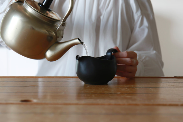 湯冷ましに、お手軽急須としても　愛知県常滑産・玉光窯さんのつくる常滑焼・湯冷まし・300cc 3枚目の画像