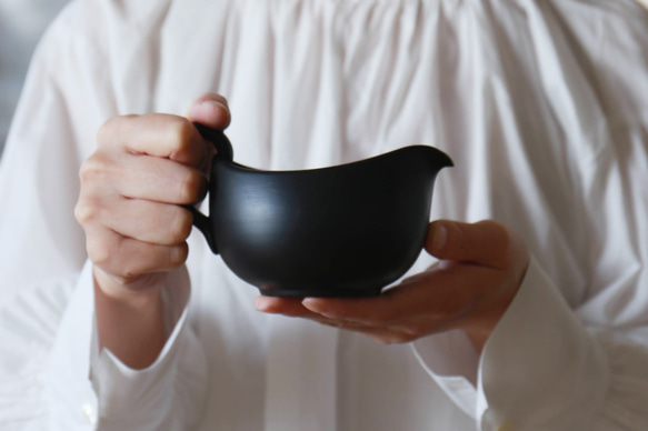 湯冷ましに、お手軽急須としても　愛知県常滑産・玉光窯さんのつくる常滑焼・湯冷まし・300cc 2枚目の画像