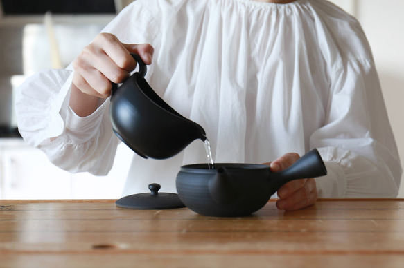 湯冷ましに、お手軽急須としても　愛知県常滑産・玉光窯さんのつくる常滑焼・湯冷まし・300cc 4枚目の画像