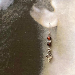アンティークシルバーロンバス※天然石レッドタイガーアイの耳飾り 1枚目の画像