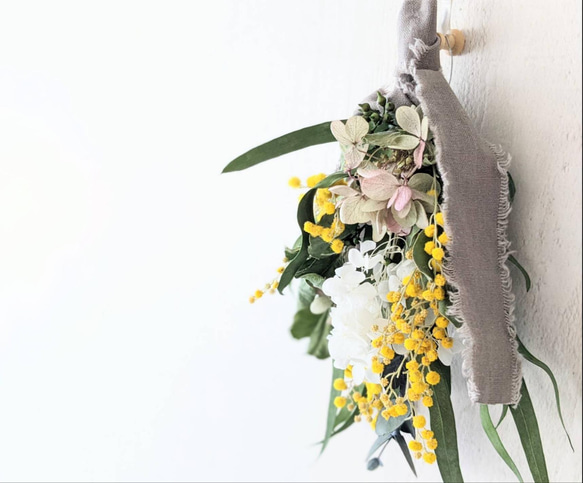 ミモザとユーカリのミニスワッグ（C）白イエロー　花束　春色 3枚目の画像