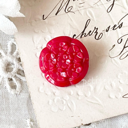 ヴィンテージガラスボタン・赤色小花のエンボス模様 1枚目の画像