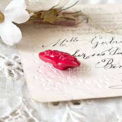 ヴィンテージガラスボタン・赤色小花のエンボス模様 4枚目の画像