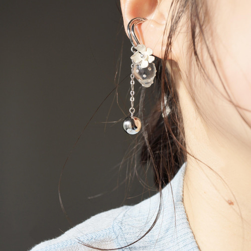 いちごとメタルボールのアシンメトリーイヤーカフ / 両耳用